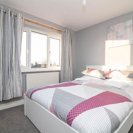 Spacious Two Bed House With Parking And Garden Dudley Eksteriør billede