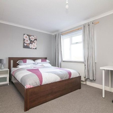 Spacious Two Bed House With Parking And Garden Dudley Eksteriør billede