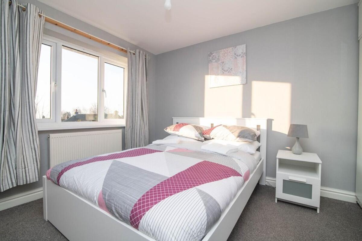 Spacious Two Bed House With Parking And Garden Dudley Eksteriør billede